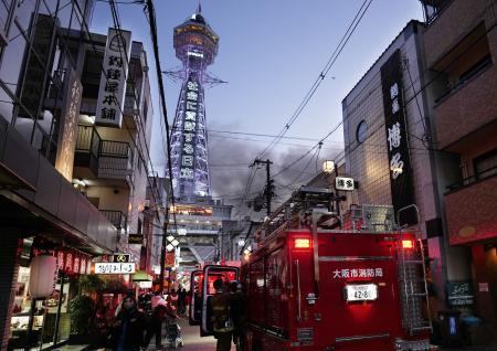 　大阪・新世界の火災現場付近。奥は通天閣＝２１日午後５時２４分、大阪市浪速区