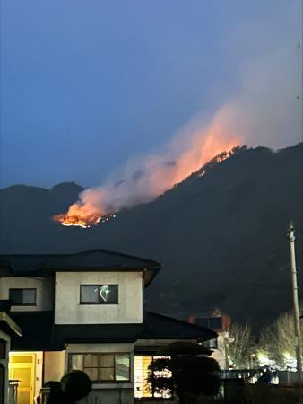 　甲府市と山梨県笛吹市にまたがる大蔵経寺山で発生した山火事＝１９日午後５時３６分、甲府市