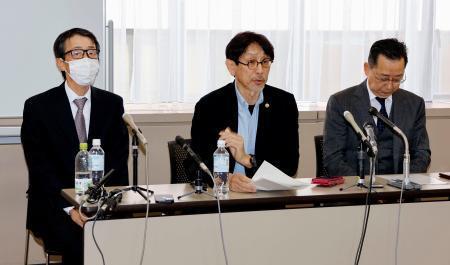　判決後、記者会見する原告の男性信者（左）と関連団体の代表者（右）。中央は弁護士＝１６日午後、金沢市