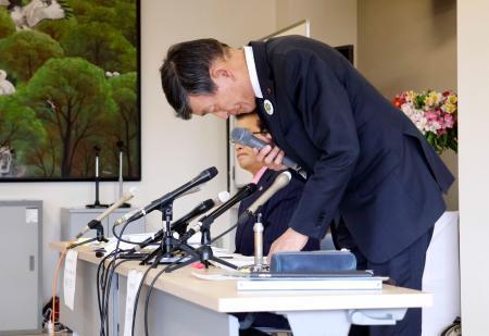 　伊東麗奈さんへのハラスメントを巡り、記者会見で謝罪する長野県辰野町の宮沢和徳教育長＝１６日午後、辰野町