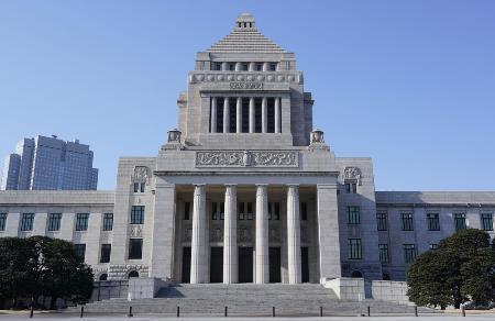 政府、教員残業減の目標明記へ　法案修正、与野党が合意