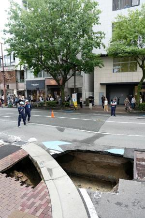 福岡・天神近くで道路陥没　交通規制、けが人なし