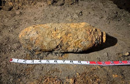 　名古屋市中区丸の内の工事現場で見つかった不発弾＝１０日午後（同市提供）