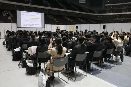 大学生就職内定率、７３・４％　１０月時点、高水準維持