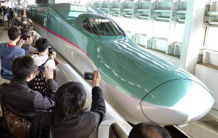 白鳥が「はやぶさ」止める　東北新幹線、一時見合わせ