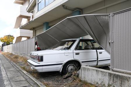 車が高校のフェンス突き破る　けが人なし、岡山
