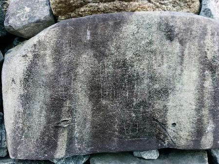 　落書きがあった高松城跡の石垣（高松市提供）