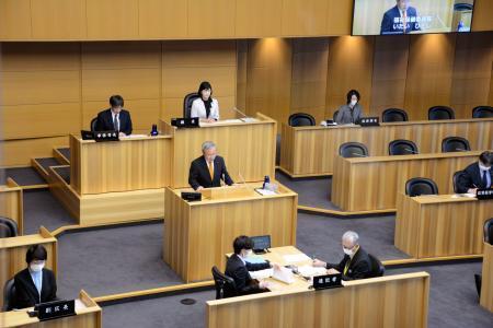 　空襲被害者への見舞金給付条例を審議する東京都世田谷区議会の本会議＝５日午後