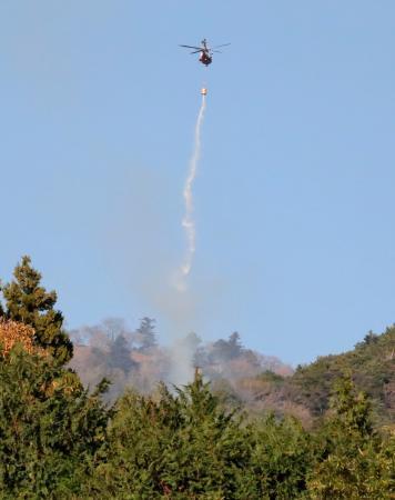 神奈川の山林火災で消火活動 日向山