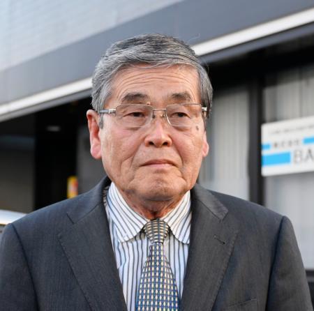 　判決後、取材に応じる宮崎県串間市の福添忠義元副市長＝１０日午後、宮崎市