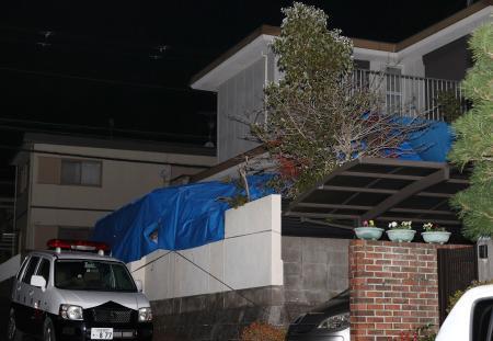 　庭に２遺体が遺棄されたとみられる住宅＝１０日午後１１時２２分、大津市