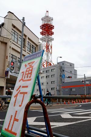 　通行が規制された「ＮＴＴ青森八戸ビル」に設置された鉄塔の周辺＝１１日午前、青森県八戸市