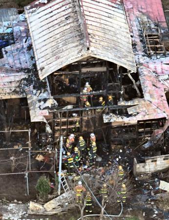 　東京都あきる野市の住宅火災現場＝１１日午後３時３０分（共同通信社ヘリから）