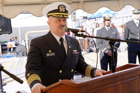 　あいさつする米原子力空母ジョージ・ワシントン艦長のティモシー・ウェイツ大佐＝１１日午前、神奈川県横須賀市