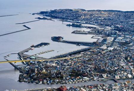 　地震で強い揺れを観測した青森県八戸市の沿岸部＝９日（共同通信社機から）