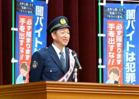　愛知県警小牧署の一日署長に就任し、高校で講話する立浪和義さん＝１５日午前、小牧市