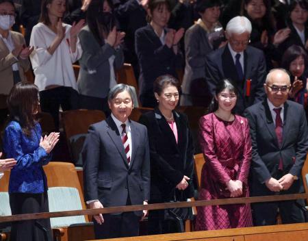 　バレエ公演「くるみ割り人形」の会場に到着された天皇、皇后両陛下と愛子さま＝１９日夜、東京都渋谷区の新国立劇場（代表撮影）