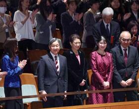 　バレエ公演「くるみ割り人形」の会場に到着された天皇、皇后両陛下と愛子さま＝１９日夜、東京都渋谷区の新国立劇場（代表撮影）