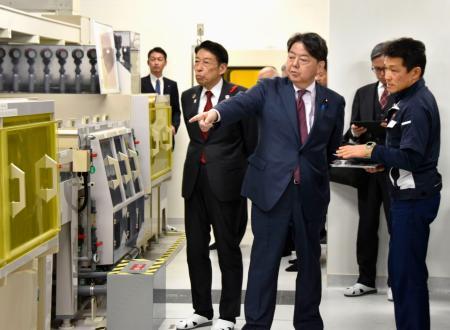 　半導体の開発施設を視察する林総務相（手前左）＝２１日、福岡県糸島市