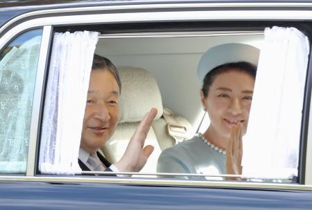 上皇さまの９２歳祝う　両陛下、仙洞御所を訪問