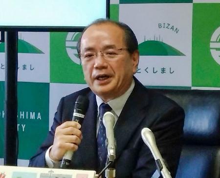 　徳島市役所で記者会見する遠藤彰良市長＝２３日