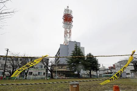 　一部に損傷が見つかった「ＮＴＴ青森八戸ビル」の屋上に設置された鉄塔＝１１日、青森県八戸市