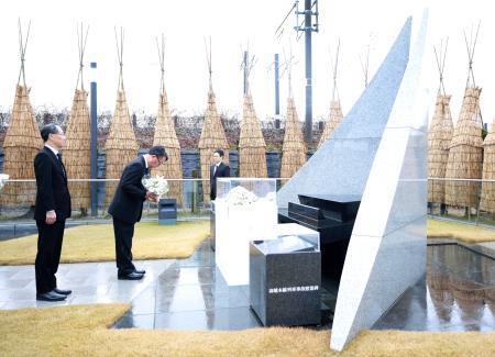 　ＪＲ羽越線脱線事故から２０年となり、現場近くの慰霊碑に献花するＪＲ東日本の喜勢陽一社長（左から２人目）＝２５日午前、山形県庄内町