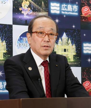 　記者会見で官邸筋の核兵器保有発言について言及する広島市の松井一実市長＝２６日午前、広島市役所