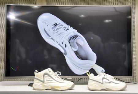 　世田谷一家殺害事件で公開された、犯人が履いていた靴の３Ｄ画像＝２０１８年８月、警視庁本部