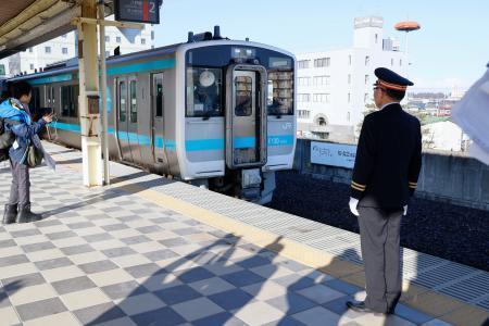 　ＪＲ八戸線が全線で運転再開し、本八戸駅のホームに入る下り列車＝３０日午前