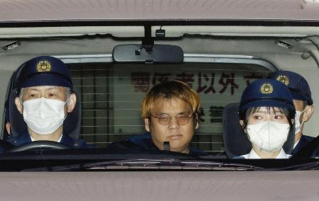 　山口直也容疑者（中央）＝昨年１２月