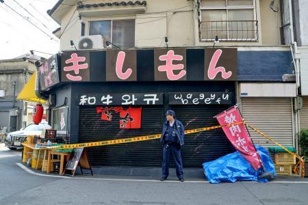 　男性が倒れていた焼き肉店＝５日午後１時２６分、大阪市西成区
