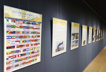 　長崎市役所で始まった核兵器禁止条約の内容や発効の経緯をまとめたパネル展＝６日午後