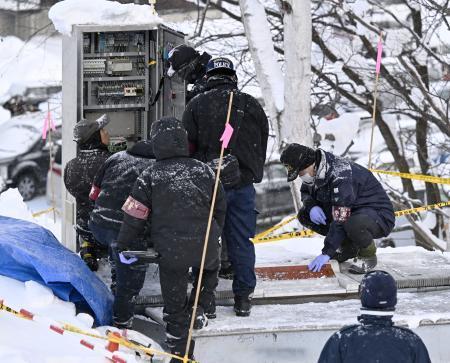 　現場検証でエスカレーターの操作について従業員からの説明を聞く捜査員。右下は事故のあったベルトの巻き取り口＝６日午後２時５９分、北海道小樽市