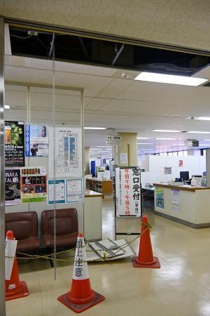 　地震の影響で天井の一部が崩落した鳥取県米子市役所＝６日午後３時２２分