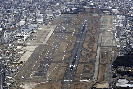 福岡空港で日航機が灯火に接触　離陸のため走行、けが人情報なし