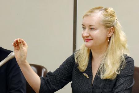 　外国法事務弁護士のバッジを手にするイリーナ・ウリバチョバさん＝２０２５年１０月、東京・霞が関の司法記者クラブ