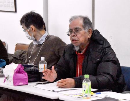 　日本考古学協会と日本文化人類学会と、アイヌ民族の遺骨返還について意見交換する木村二三夫さん（右）＝１０日午後、札幌市