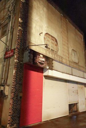 　女性の遺体が見つかった飲食店が入る建物＝１０日夜、北海道日高町