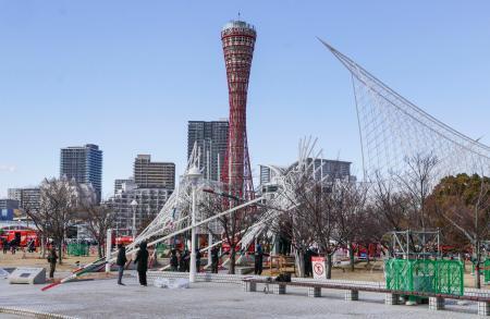 　一部が倒れた「神戸ルミナリエ」の作品＝１１日午前１１時４４分、神戸市中央区のメリケンパーク