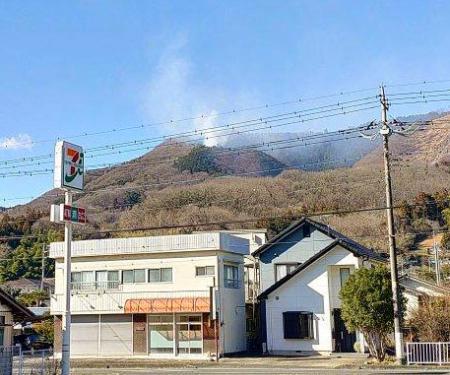 　群馬県桐生市の山林火災で、山中から立ち上る白煙＝１１日午後（近隣住民提供）