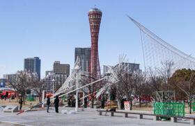 　一部が倒れた「神戸ルミナリエ」の作品＝１１日午前１１時４４分、神戸市中央区のメリケンパーク