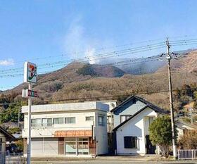 　群馬県桐生市の山林火災で、山中から立ち上る白煙＝１１日午後（近隣住民提供）