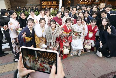 　「はたちのつどい」の式典後、会場前で写真に納まる参加者ら＝１２日午後、東京都新宿区