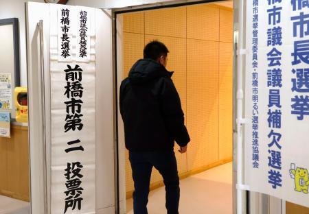 　前橋市長選の投票所を訪れた有権者＝１２日午前、前橋市