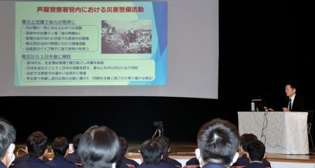 　阪神大震災の現場で活動した教訓を講話する兵庫県警公安２課の小牧朋弘次席兼調査官＝１３日午後、兵庫県芦屋市