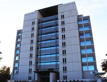 ２歳次男を洗濯機に放置か　窒息し死亡、３１歳父親逮捕