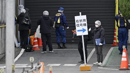 　横浜ゴム三島工場を調べる静岡県警の捜査員ら＝２０２５年１２月２７日、静岡県三島市