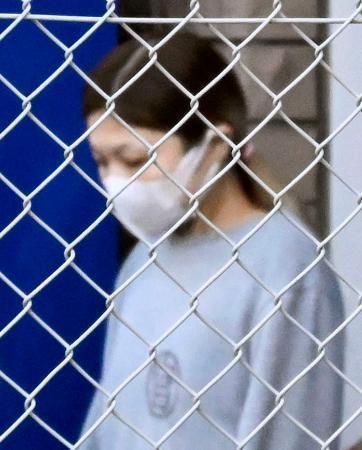 　送検される梅沢愛容疑者＝１５日午前８時２７分、横浜・都筑署