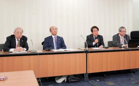 　生活保護費引き下げを違法とした最高裁判決を巡り、記者会見で全額補償を求める日弁連の村越進・元会長（右から２人目）ら有志の弁護士＝１５日午後、厚労省